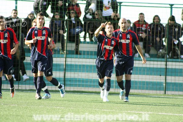 Fabio Oggiano esulta dopo il gol